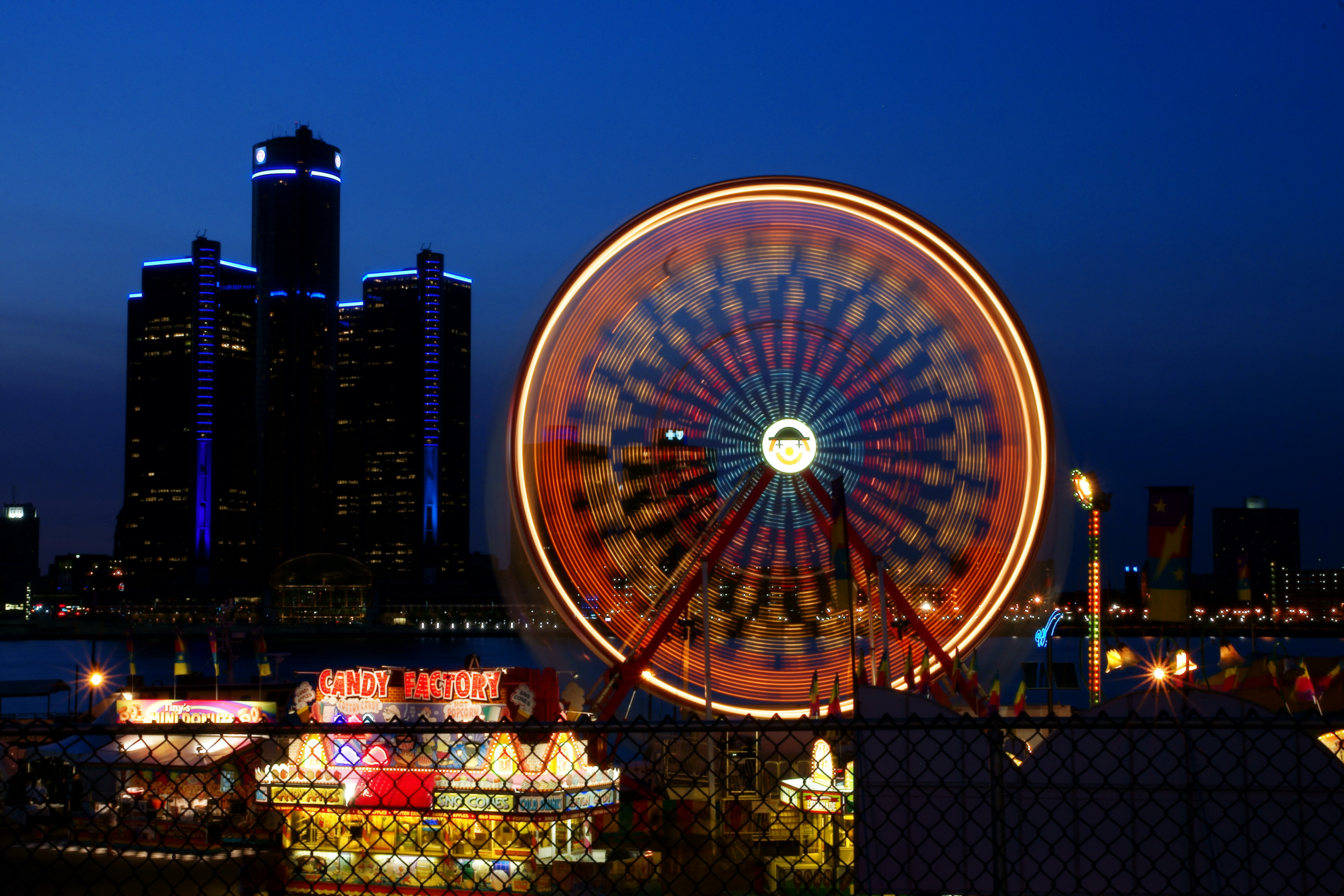 PHOTOS: The Summer Fest Carnival Midway at Night | windsoriteDOTca News