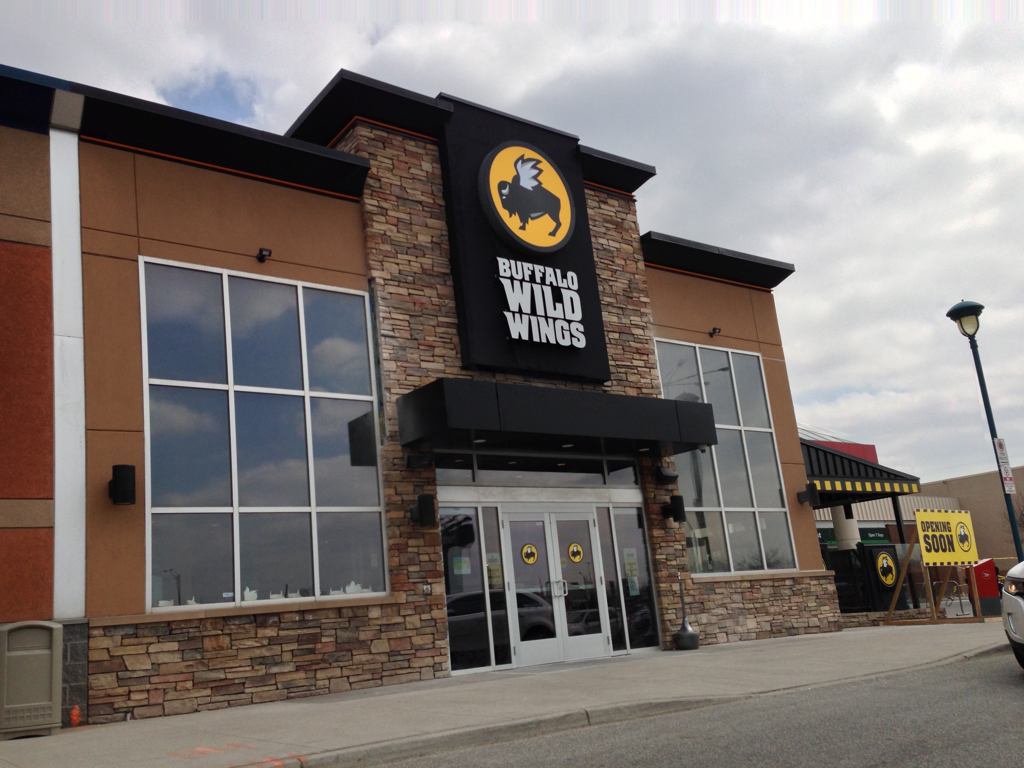 Now Open: Buffalo Wild Wings At Devonshire Mall | windsoriteDOTca News - windsor ontario&#039;s