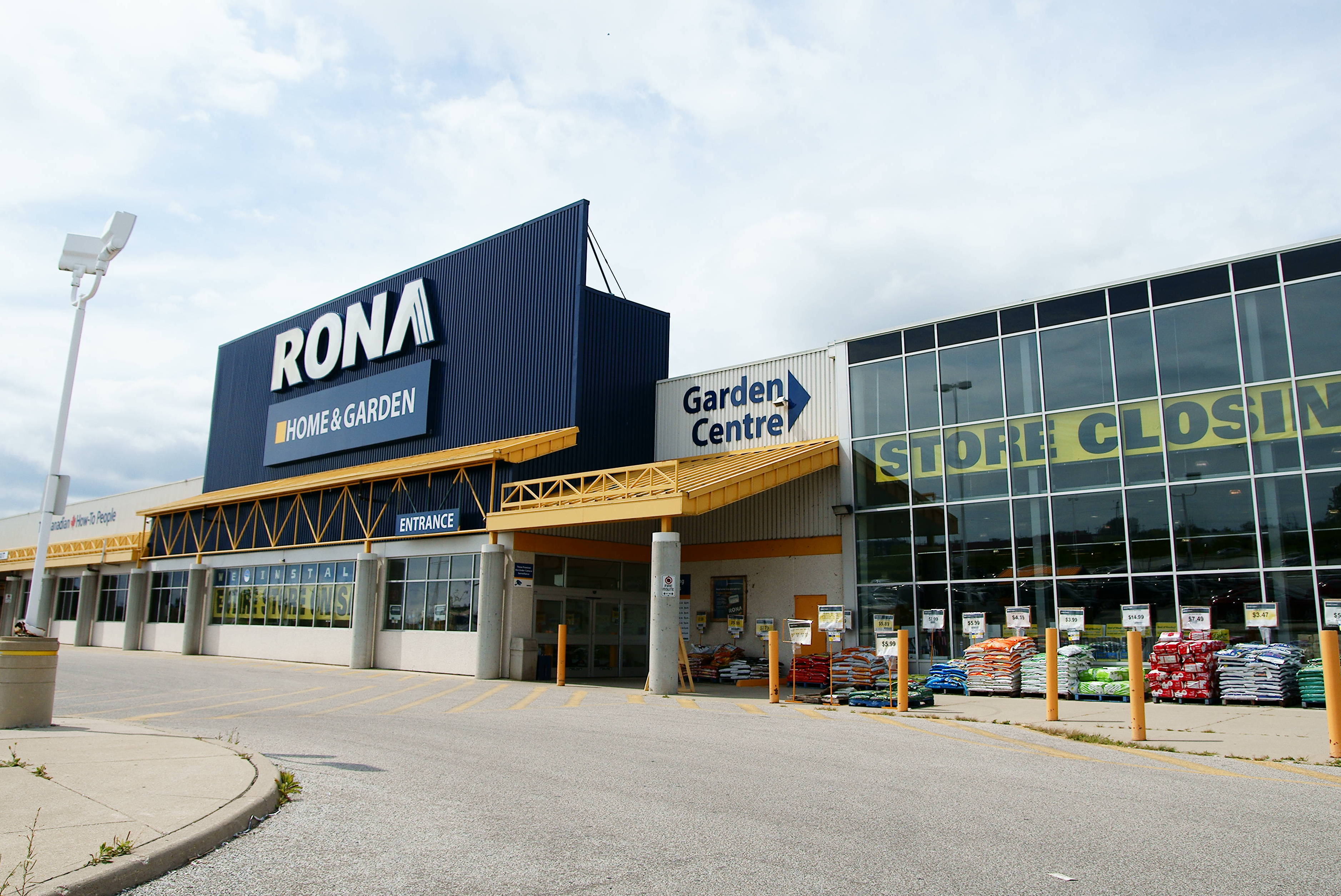 Sales Start At Closing Windsor Rona Store windsoriteDOTca News