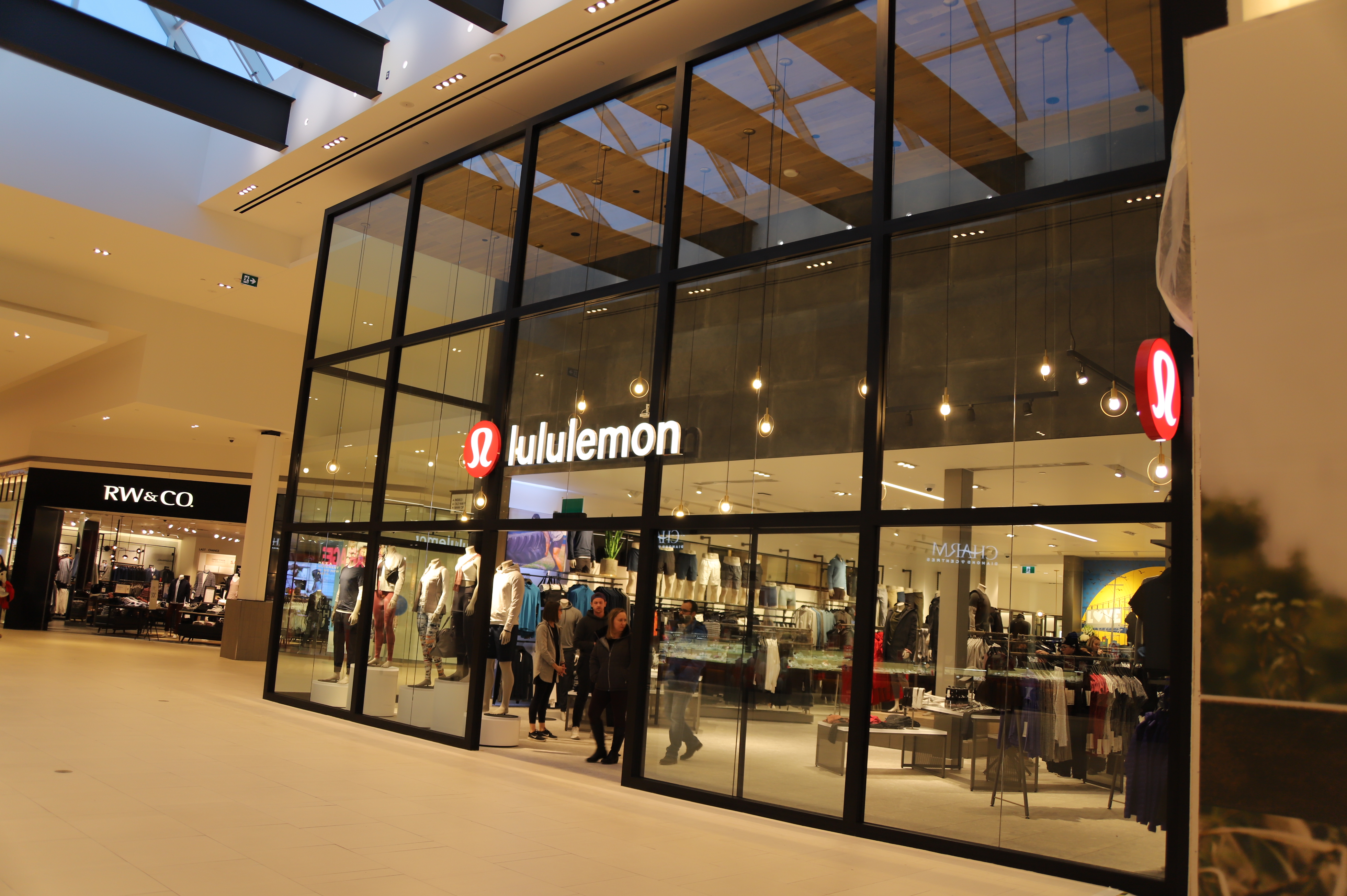 lululemon in mall