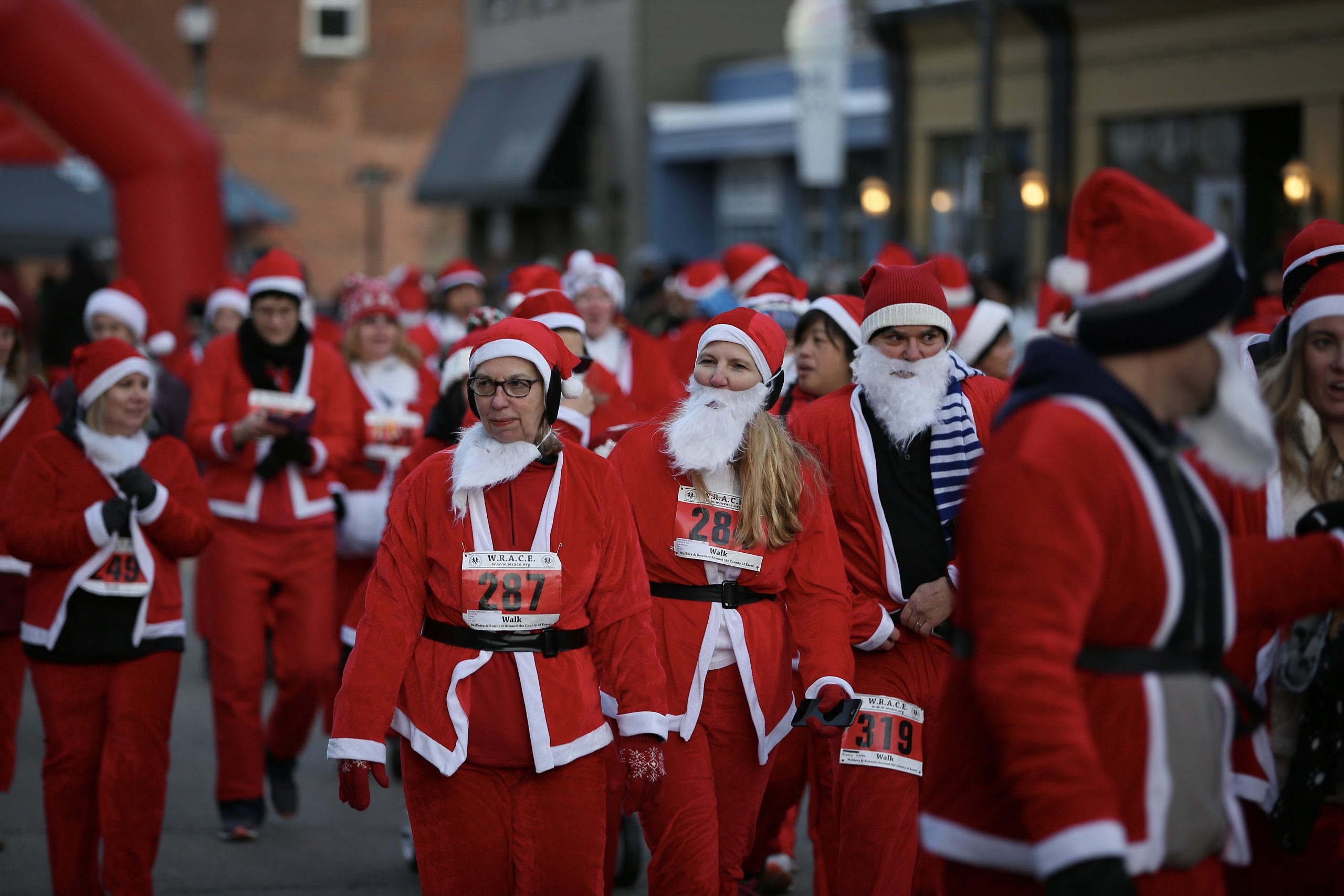 PHOTOS: Hundreds Of Santas Run Through Amherstburg | WindsoriteDOTca ...