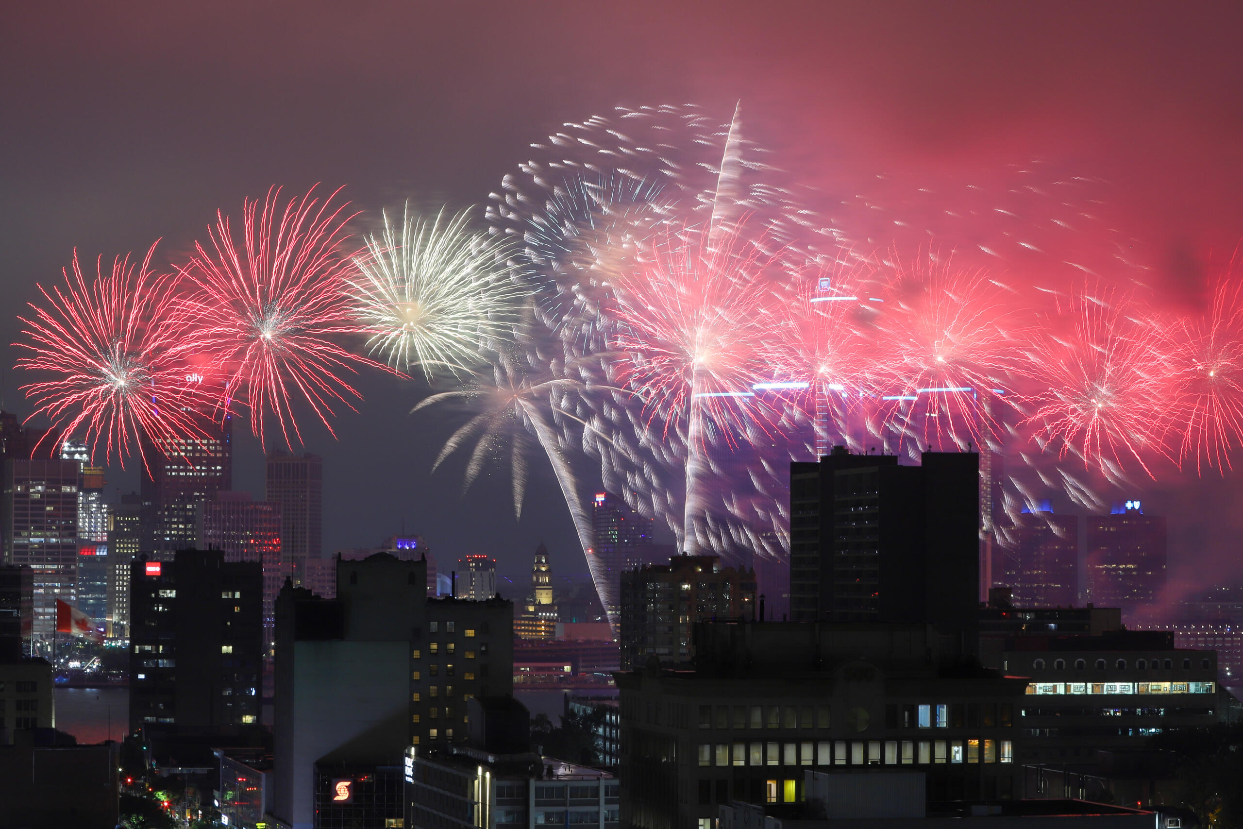 PHOTOS: Fireworks Dazzle Despite Rainy Skies | windsoriteDOTca News ...